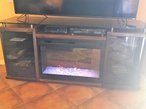 Electric fireplace with a 70" TV - Wonderful ambiance 