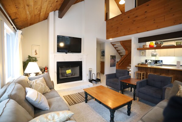 Sunnyside Condo Waterville Valley Family Room near Town Square