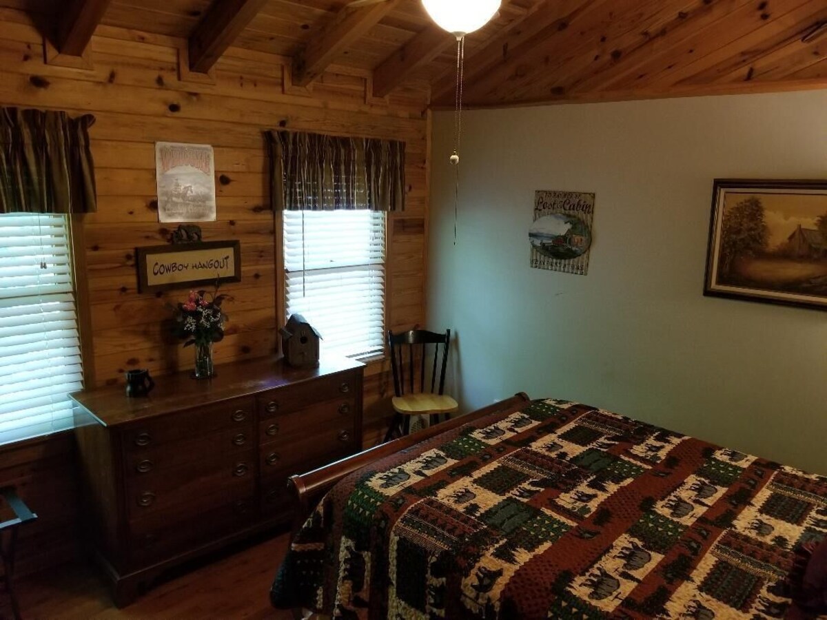 Private Cabin on a wide, peaceful creek