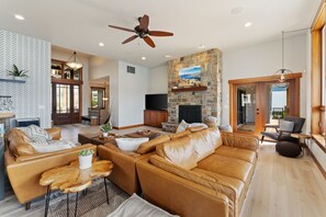 Large great room with lots of seating