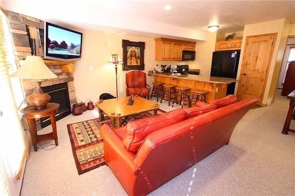 Cozy Living Room with 46' HDTV/Blu-Ray/DVD/Gas Fireplace