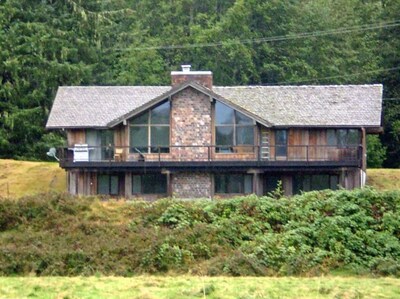 Spacious Home on the Bogachiel River, Easy Access to Olympics