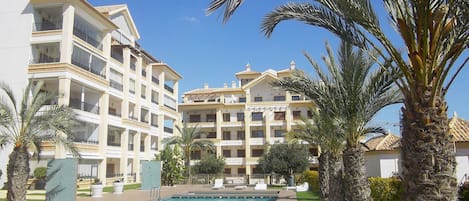 resort met zwembad,apart kindergedeelte en jacuzzi, gevel appartement