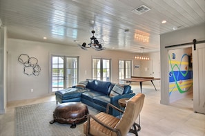 1st Floor - Ping Pong/Bunk Room/TV/Screened in Porch/Pool/Spa....