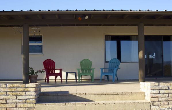 Peaceful welcoming front deck with desert views. 