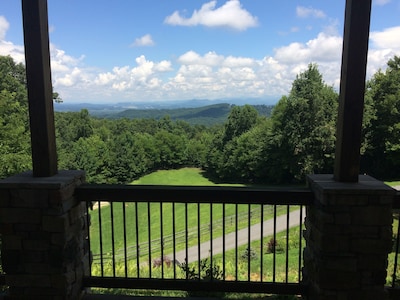 Beautiful Long Range Mountain Views, Minutes from Downtown Hendersonville, NC