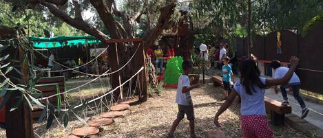 Zona de juegos infantil al aire libre