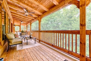 Screened in porch area 