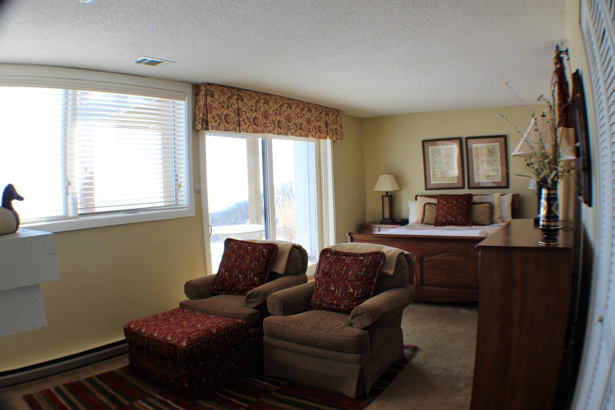 Priced to rent! Amazing views. Overlooking Black Diamond Slope