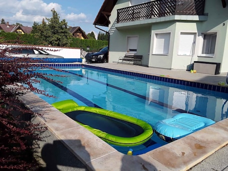 Foto von Ferienhaus mit Aussenpool am Ufer