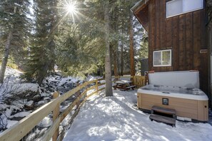 New private hot tub with amazing river views
