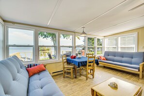 Sunroom | 3 Futons | Free WiFi | Dining Table