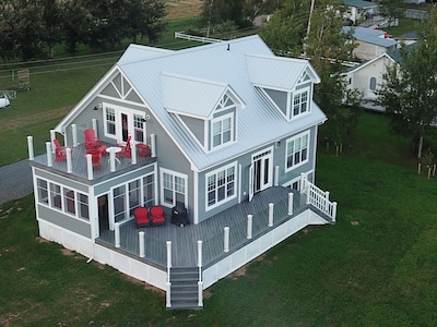 Come enjoy our dream ocean house. The focus is the views, sun, and food. 