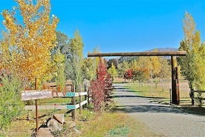 Entrance to RoundHat Ranch and Cottage