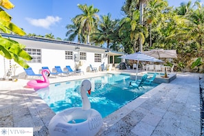 Tropical Pool Paradise!
