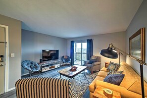 Living Room | Free WiFi | Queen Sleeper Sofa
