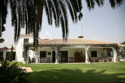 Schönes Haus in Guadalmina Baja, mit Blick auf den Fluss und Golf 800 m vom Strand entfernt