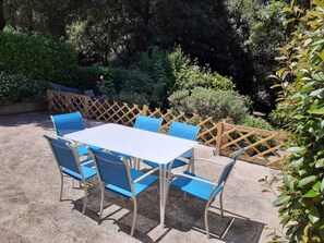 Terrasse de 40 m2 avec barrière et accès à la forêt en contre bas