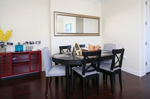 2nd Floor: Dining Room - Table for 6 settings