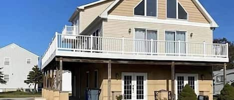 Sunset Serenity: Bayside house w/ large windows, Bay view and Wrap-around deck.