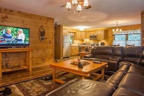 Open & Spacious Living Room, Kitchen, & Dining Room, w/An Oversized Sectional.
