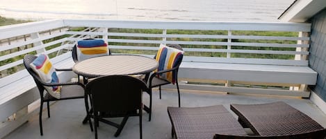 Oceanfront deck in the morning sun! (Jun '18) 