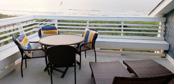 Oceanfront deck in the morning sun! (Jun '18) 