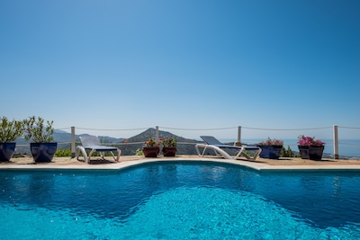 Stylish villa, pool, sea view, wifi, aircon, quiet spot, private, Costa del Sol