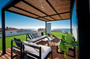 Toproof with sea and mountain views