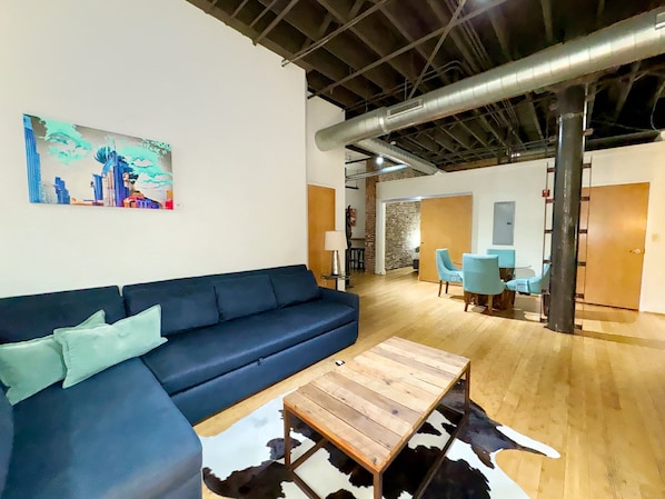 Spacious living room with queen sleeper sofa.