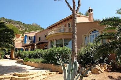 Secluded large villa with pool, minutes from the village and harbor,