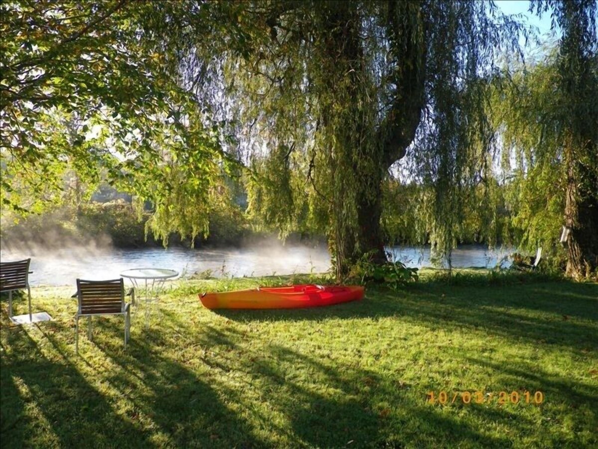 Foliage, fishing, kayak on Romantic, private River Waterfront BattenKill