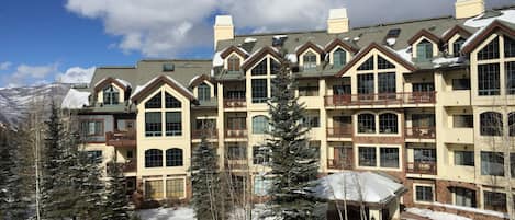 Oxford Court, Colorado blue skies and white powder ....