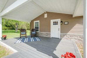 Welcome to the Cozy Cottage on Old Hickory Lake!  Relax on the covered front porch, complete with comfortable rockers, and soak in the peaceful, natural surroundings around you.