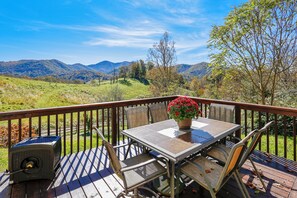 Enjoy your morning coffee w/ a view on the deck.