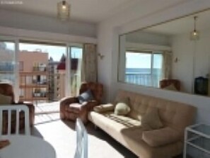 Spacious lounge / living area