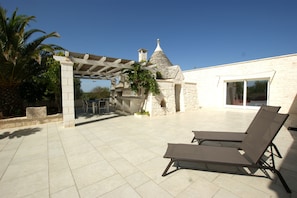 The furnished terrace and the separate trullo with a second kitchenette.