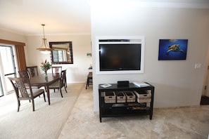 Dining room, TV and Happy Honu (turtle)