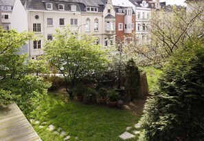 Balkonblick auf die begrünte Dachterrasse