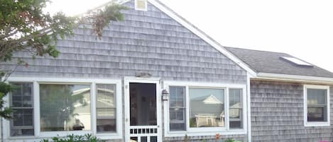 Lovely little front yard in which to watch the sunrise or listen to the waves...