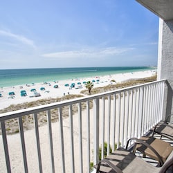 Private Beachfront Balcony to watch the dolphins play in the Gulf of Mexico. Gorgeous view!