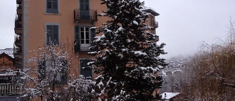 Vue de l'immeuble l'appartement étant  sur le jardin