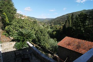 Die Terrasse bietet einen weitläufigen Blick über das Prino Tal.