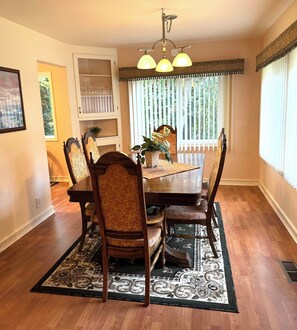 Comfortable dining for six
