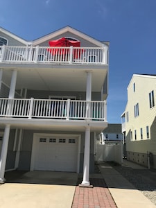 Beautiful Home Close to Beach!  Walk to Bars and Restaurants ! Sleeps 14   