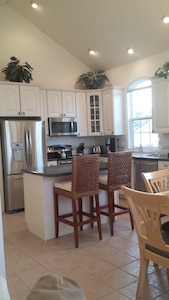 Beautiful Home Close to Beach!  Walk to Bars and Restaurants ! Sleeps 14   