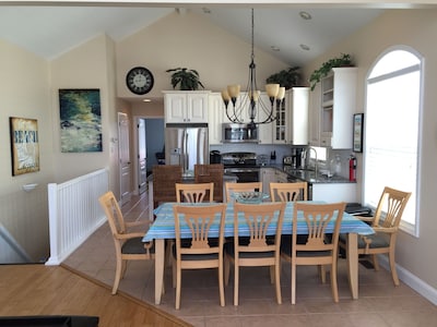 Beautiful Home Close to Beach!  Walk to Bars and Restaurants ! Sleeps 14   