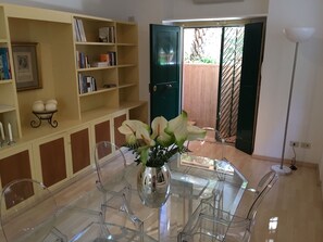 Dining room and entrance