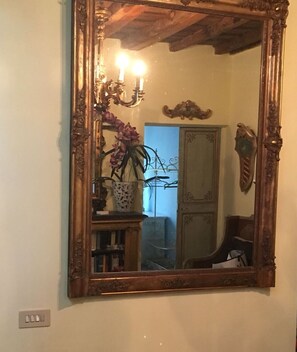Entrance details, first floor