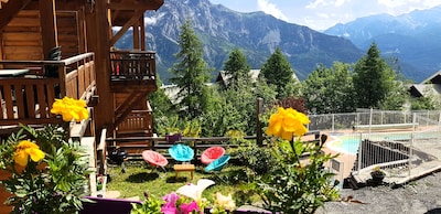 Beau T3 vue panoramique  avec terrasse-jardinet et piscine ds Massif des Ecrins